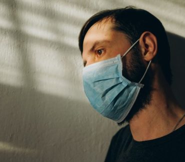 homem de máscara pensativo - câncer de próstata dói
