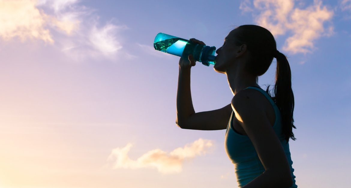 mulher bebendo água - 13 mitos e verdades sobre pedras nos rins
