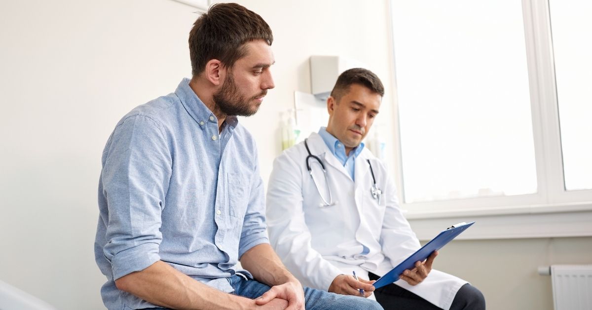 homem durante consulta com urologista - mitos sobre cirurgia da próstata