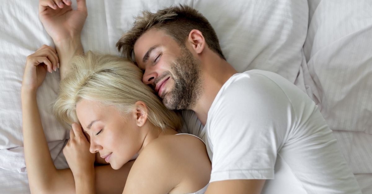 casal dormindo feliz - sexo depois do câncer de próstata